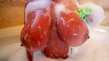 Mamãe latina peituda mostra tetas e bunda naturais no banho