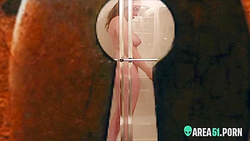 Espiando pelo buraco da fechadura a mãe no banho