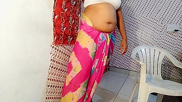 Bhabhi desi peituda de sari se masturba após trabalho duro