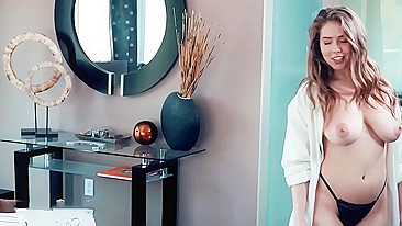 Peguei minha irmã peituda pelada na cozinha e meti rola