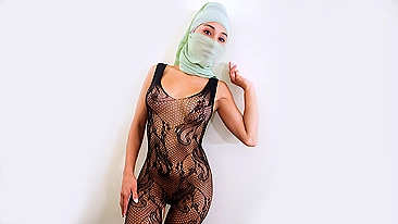 Mãe muçulmana XXX de hijab brinca na buceta molhada antes de foder