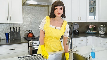 Mãe morena brinca com a buceta pingando antes de transar