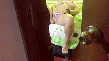 Ela achava que tava sozinha e o irmão grava ela se masturbando