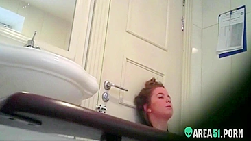 Mãe ingênua flagrada se masturbando em câmera escondida após mijar no penico