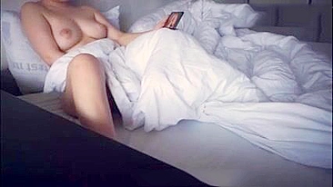 Flagrada mãe se masturbando! Prazer solo no dia dos namorados