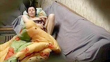 Peguei minha mãe se masturbando com pernas bem abertas