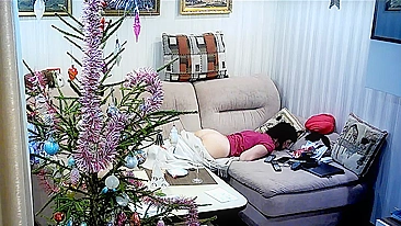 Mãe entediada flagrada se masturbando debaixo da árvore de Natal na virada