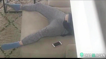 Flaguei a mãe se masturbando no sofá com mão na calça