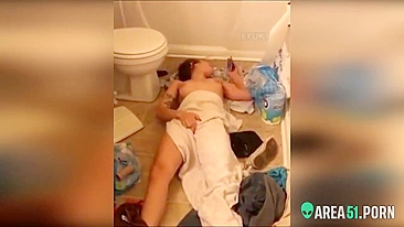 Irmãzinha safada flagrada se masturbando no chão vendo pornô