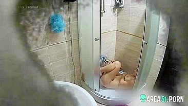 Irmã pelada pega se masturbando no chuveiro com o jato