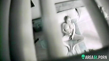 Câmera escondida flagra esposa safada se masturbando com dildo