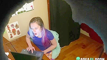 Câmera escondida no quarto da irmã pervertida pegou ela se masturbando