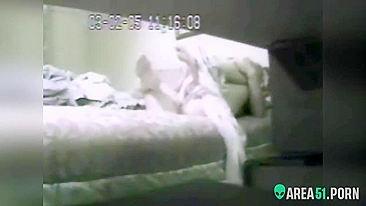 Mãe madura gordinha do amigo flagrada se tocando em câmera espiã