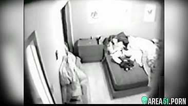 MILF gostosa relaxando e se masturbando na frente de câmera hackeada