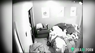 Cinquentona peituda se masturba na frente de câmera hackeada