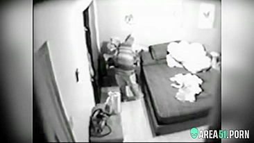 MILF voluptuosa pega se masturbando na frente de câmera hackeada