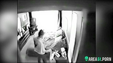 Mulher de 48 anos desesperada se masturba na frente de câmera hackeada