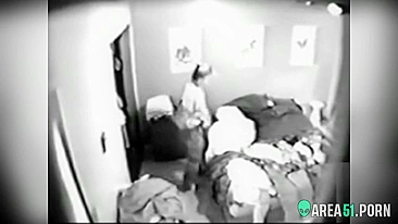 MILF safada de 55 anos se masturba na frente de câmera IP hackeada