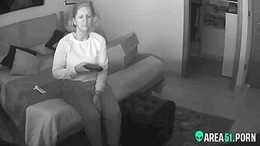 Veja o que mamãe faz sozinha em casa, peguei ela se masturbando