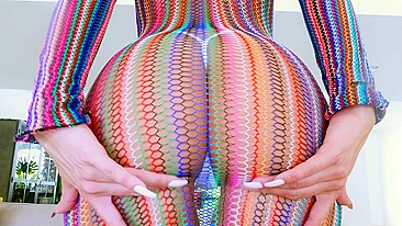 Corona peituda de meia arrastão mostra tetas e buceta doce safada