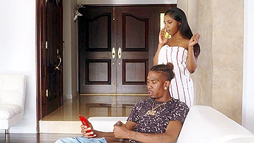 Após banho, negra pega meio-irmão batendo punheta nas suas fotos