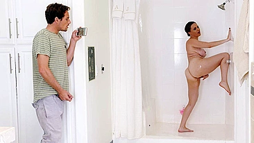 Mãe pelada relaxa no chuveiro enquanto enteado espia curvas XXX