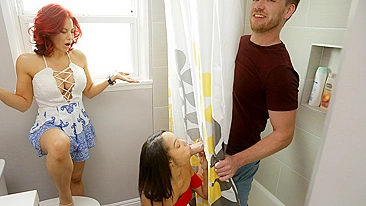 Mãe ruiva pervertida de peitões ensina enteado a foder a irmã