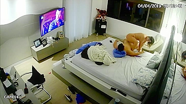 Meus pais nem suspeitam da câmera escondida no quarto deles