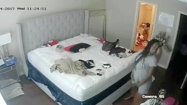 Filha teen ebony é pega se masturbando em câmera XXX escondida