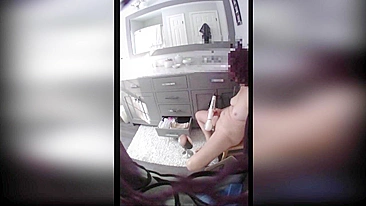 Chegando em casa, flagrei minha mãe se masturbando