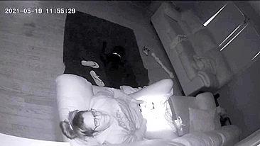 Câmera escondida flagra babá se masturbando com meu vibrador