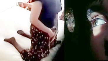 Câmera escondida flagra minha mãe de joelhos se masturbando na cama