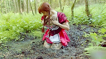 Chapeuzinho safada se masturba na lama da floresta