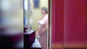 Peguei minha mãe se masturbando no banheiro com o chuveirinho