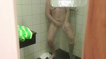 Câmera espiã flagra mãe se masturbando e gozando com chuveirinho