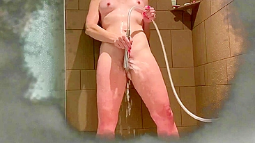 Câmera espiã flagra esposa se masturbando com chuveirinho na viagem a NY