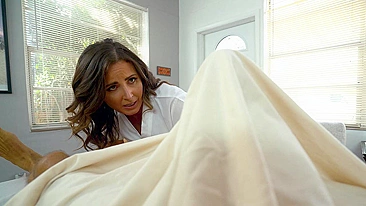 Massagista descobre pauzão do cliente e faz boquete XXX