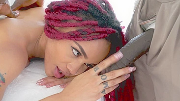 Gata de dreads chupa o pauzão do massagista negro