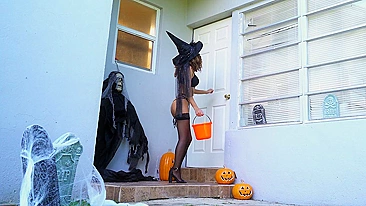 Bruxa mama pau de Drácula pelo buraco na porta