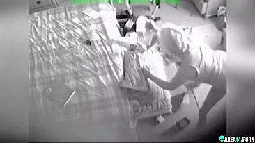 Câmera espiã no teto filmou mãe de calcinha no joelho se masturbando em pé