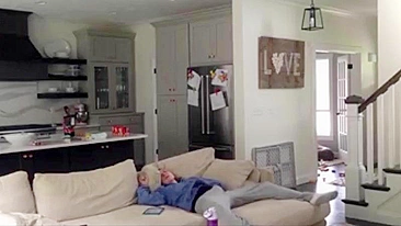 Câmera escondida flagra, esposa com mão na calça se masturbando