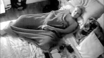 Masturbação matinal da minha esposa antes do café, flagrada em câmera escondida