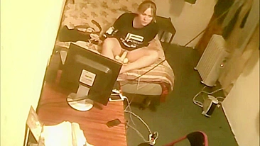 Câmera espiã flagra irmã nerd se masturbando em vez de estudar