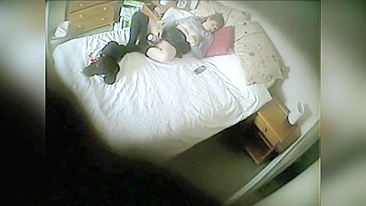 Câmera espiã no teto pega minha mãe solitária se masturbando