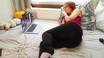 Câmera escondida flagra irmã se masturbando vendo XXX no laptop
