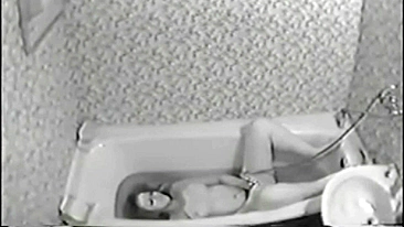 Câmera espiã flagra irmã de 19 masturbando buceta com jato d'água