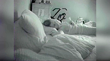 Madura safada flagrada se masturbando na cama em vez de relaxar