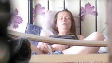 Madura de cabelo preto flagrada se masturbando sozinha na cama