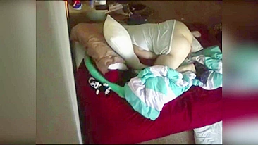 Mulher criativa flagrada se masturbando roçando na almofada