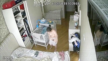 Babá safada pega se tocando na câmera escondida enquanto troca de roupa